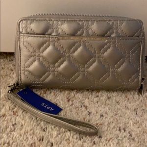 Double zip around wristlets